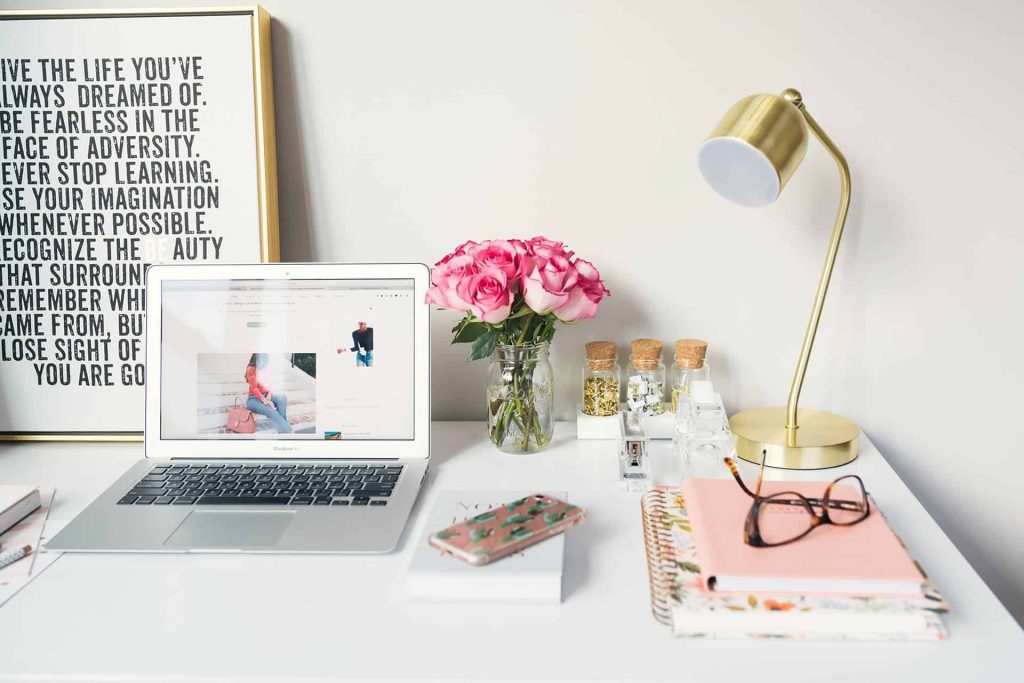 a feminine desktop by arnel-hasanovic-MNd-Rka1o0Q-unsplash